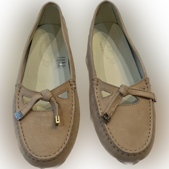 Tod’s Nude Suede Flats - Picture 2 of 2